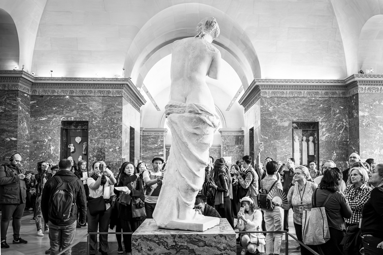 Multitud rodeando la Venus de Milo en el Louvre