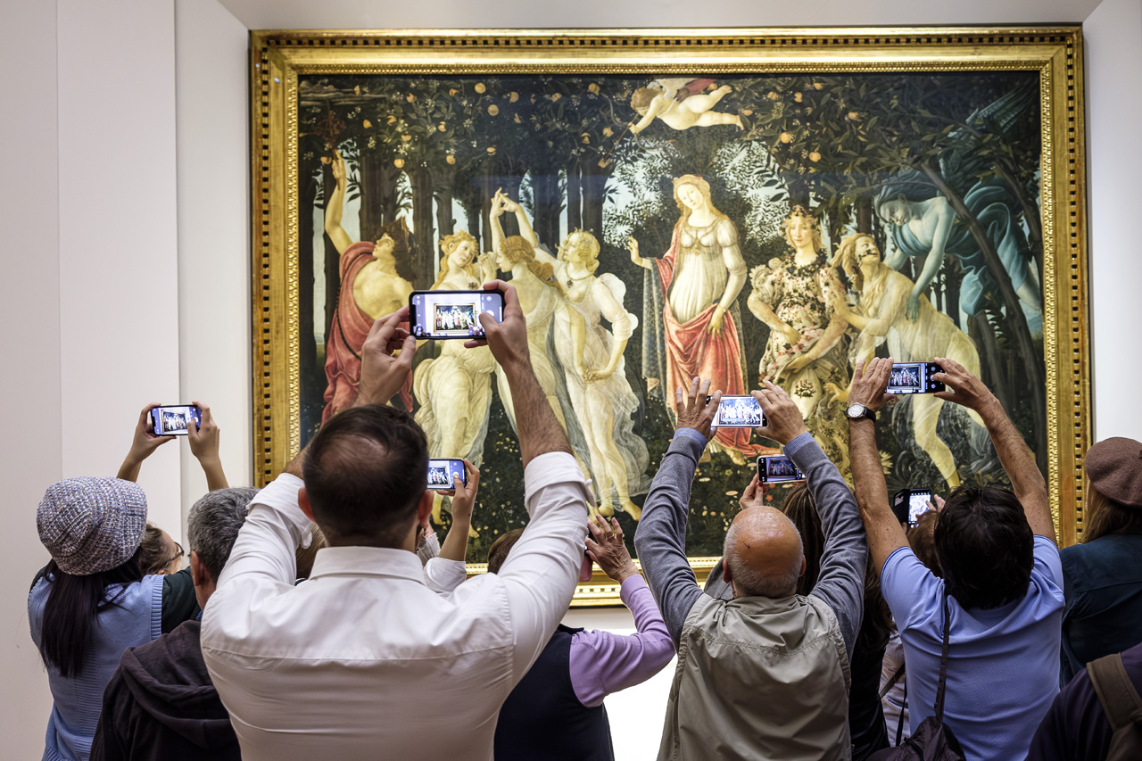 Visitantes fotografiando La Primavera de Botticelli en los Uffizi