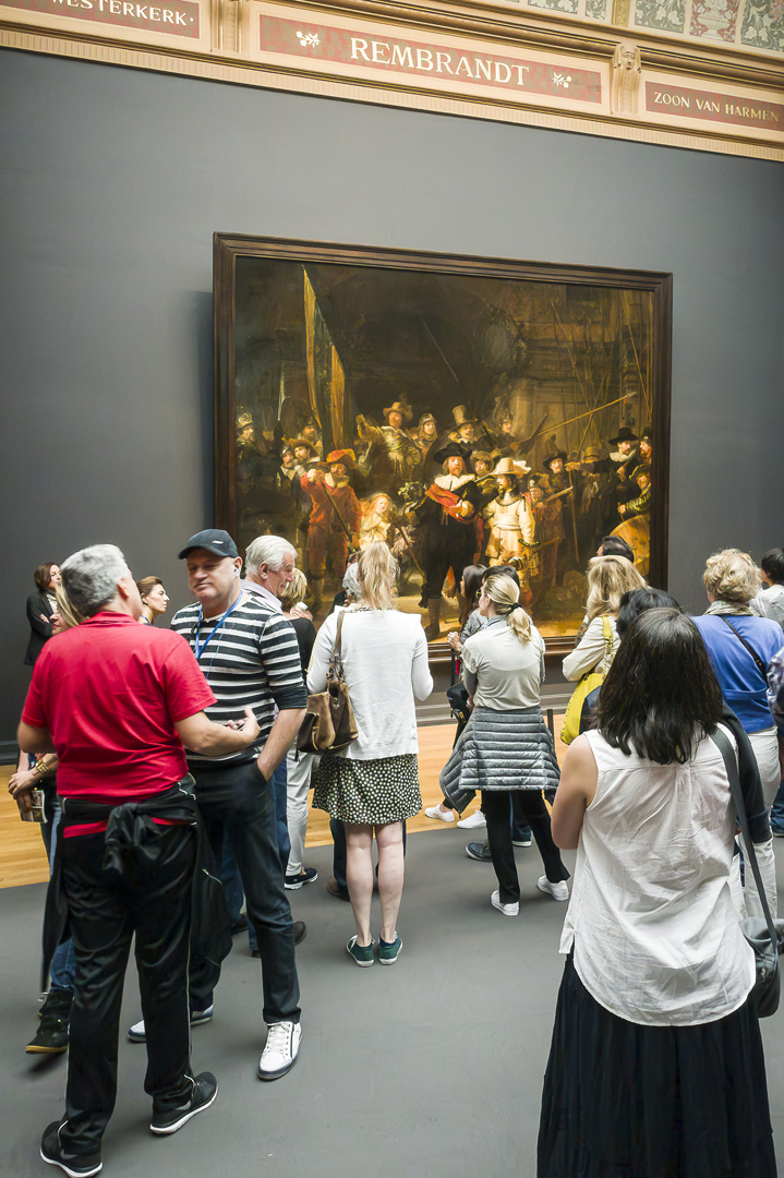 Visitantes frente a La Ronda Nocturna de Rembrandt en el Rijksmuseum