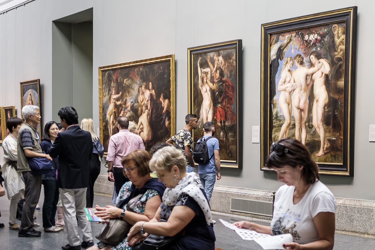 Sala de Rubens en el Museo del Prado con Las Tres Gracias al fondo