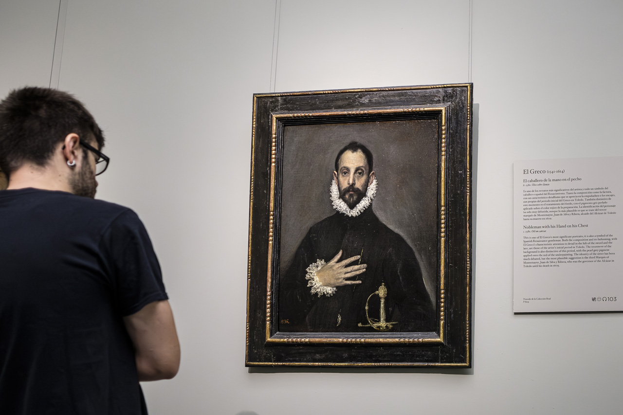 Joven contemplando El Caballero de la mano en el pecho de El Greco