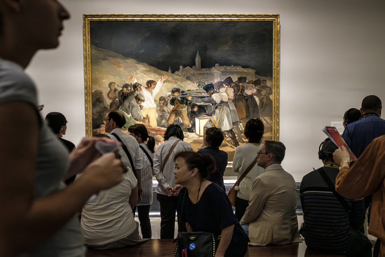 Visitantes contemplando Los Fusilamientos del 3 de mayo de Goya en el Prado