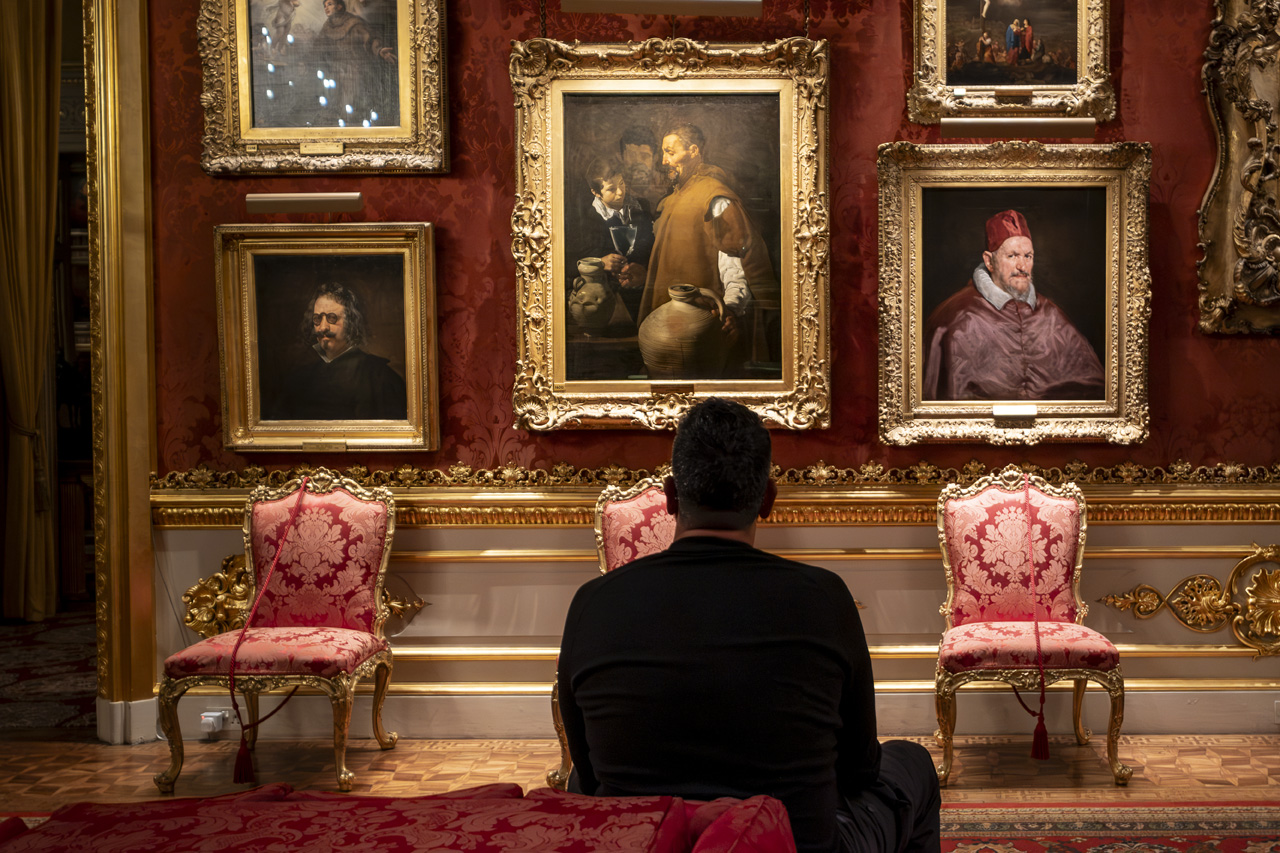 Visitante de espaldas frente a El Aguador de Sevilla de Velázquez